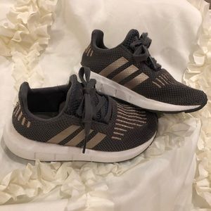 Adidas size 9 tennis shoe